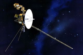 Voyager 2 se ozývá už téměř 50 let. Stejně překvapit umí snad jen červená ETA po babičce - Médium.cz